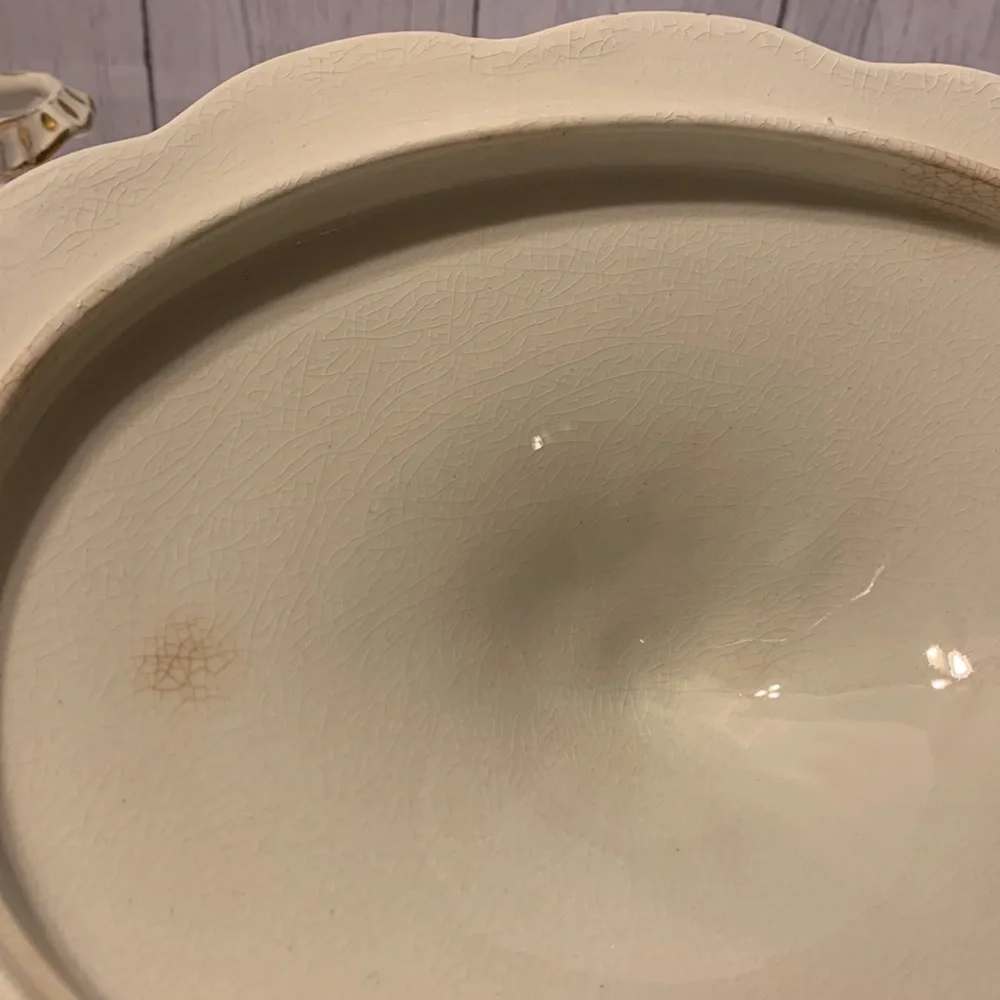 Covered serving dish. - Picture 12 of 15